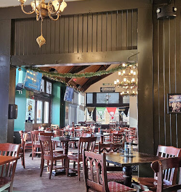 Come visit  and enjoy amazing food at Mo's Irish Pub Wauwatosa