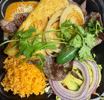 Come visit  and enjoy amazing food at Antojitos El Muelle Food Truck